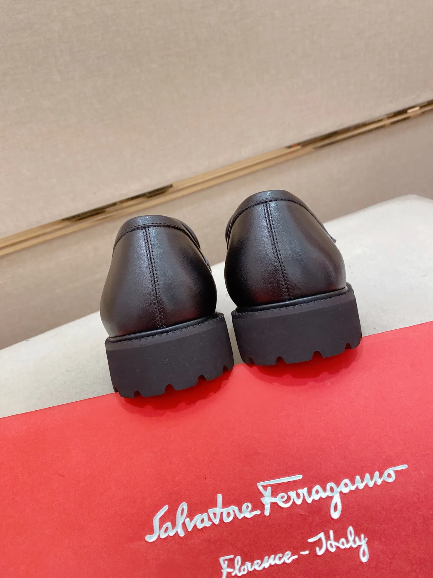 Men's shoes💰: 560💰 High version Ferragamo quality! 🆕🆕Exclusive hot-selling products in stock🔥🔥New products on the shelves, high-quality shoes, high-end driving shoes, with complete packaging! 💪 💪 Material: imported patented cowhide 🐂 + imported high-quality water-dyed cowhide lining + wear-resistant outsole 👍🏻👍🏻 Features: high-end and comfortable, purely handmade 🚀 🚀 Create the perfect shoes that suit you best 🔥 🔥 Size: (38-44) Can be customized 45 non-returnable!